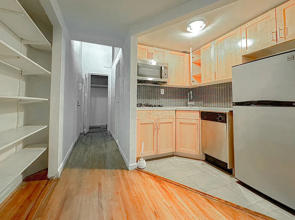 East 12th Street/ brodway - Photo 7
