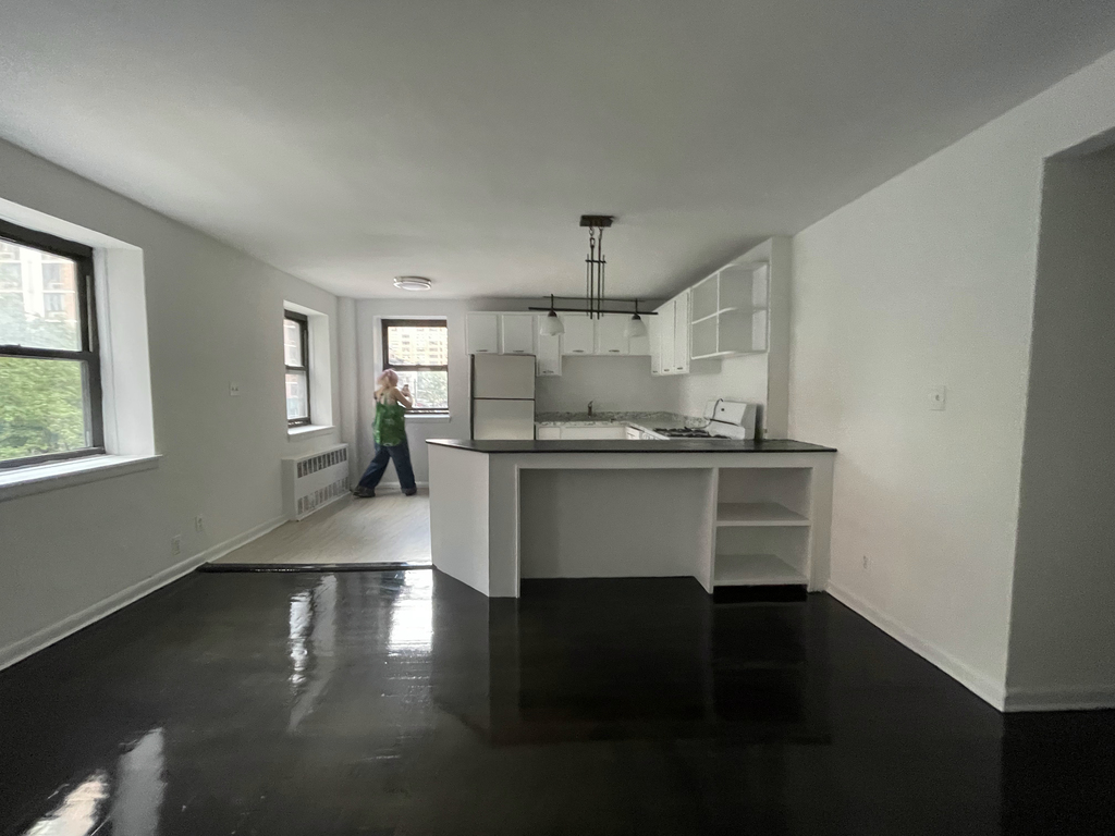 East 49th Street - Photo 0