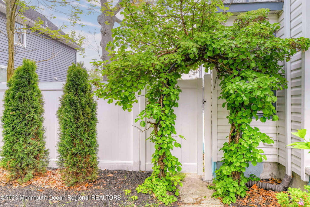 819 Dunlewy Street - Photo 3