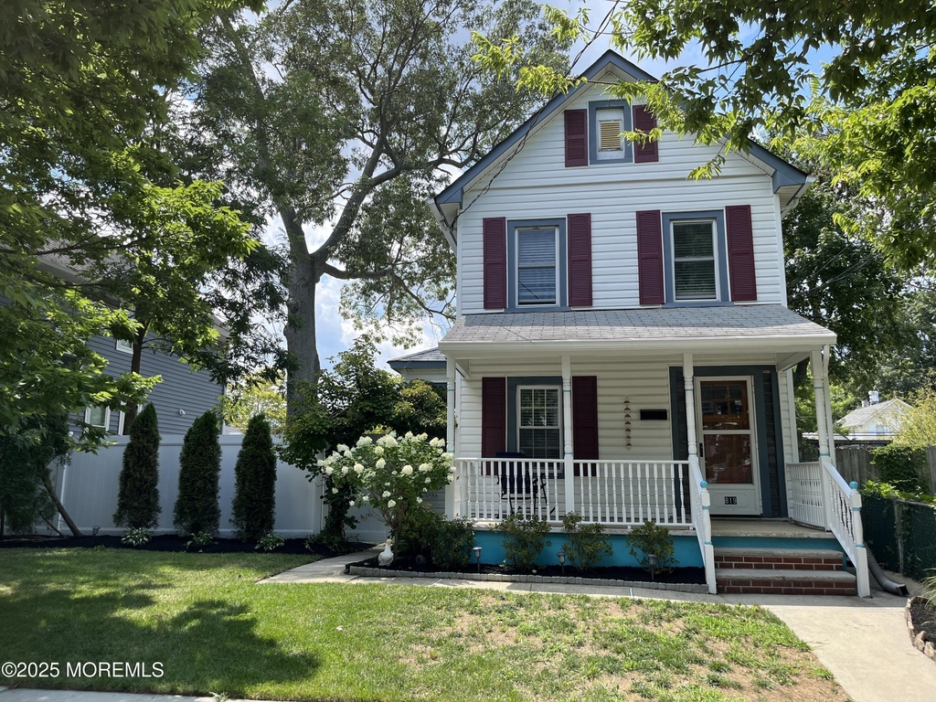 819 Dunlewy Street - Photo 0