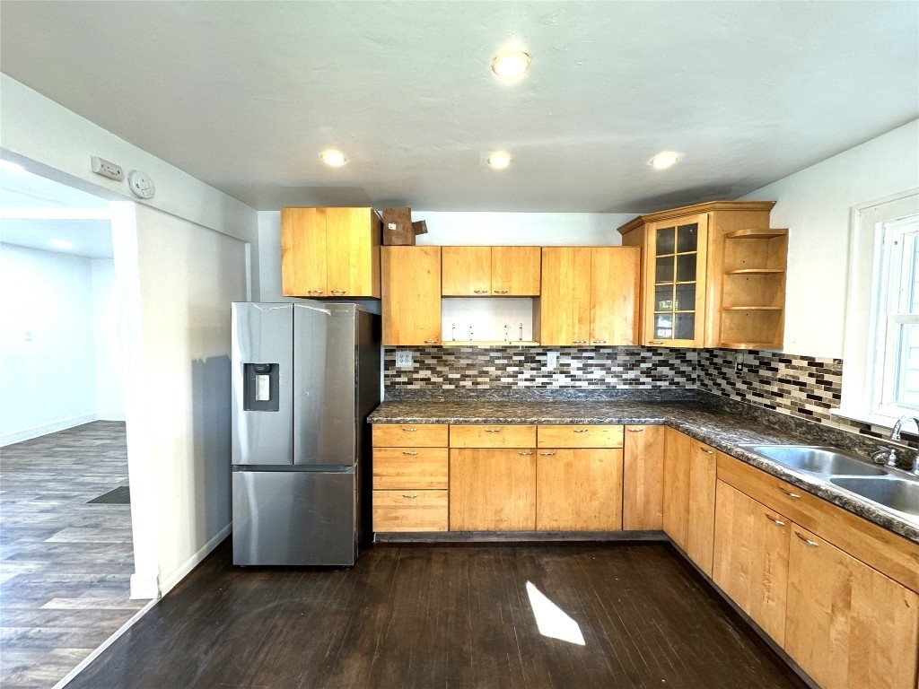222 Roosevelt Avenue N - Photo 3