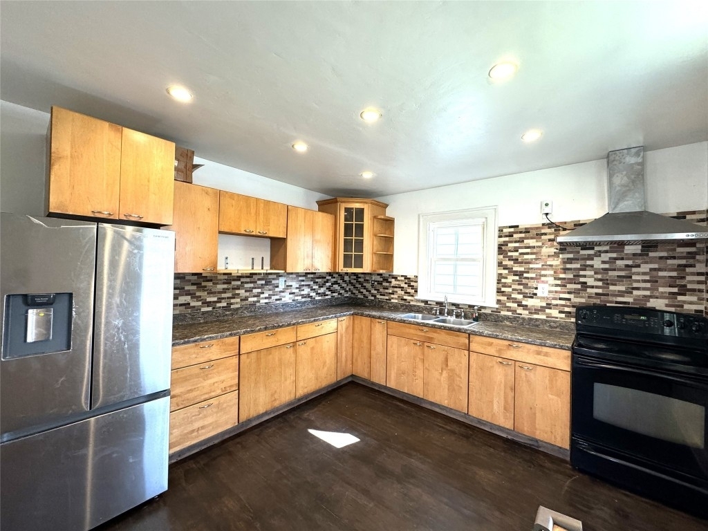 222 Roosevelt Avenue N - Photo 2