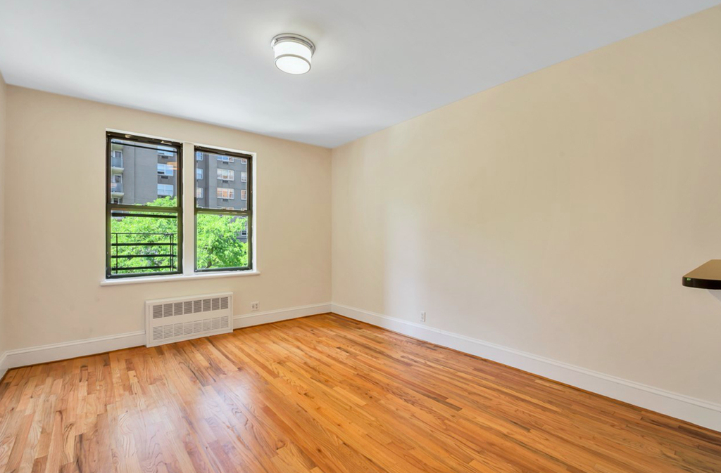 York Avenue - Photo 0