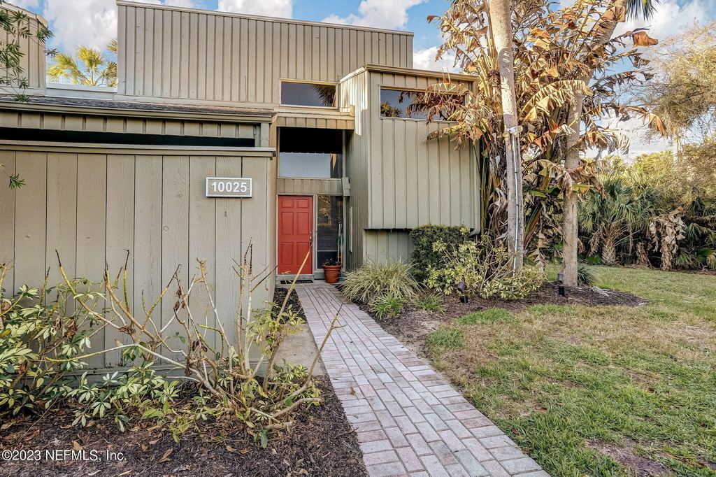 10025 Sawgrass Drive E - Photo 2