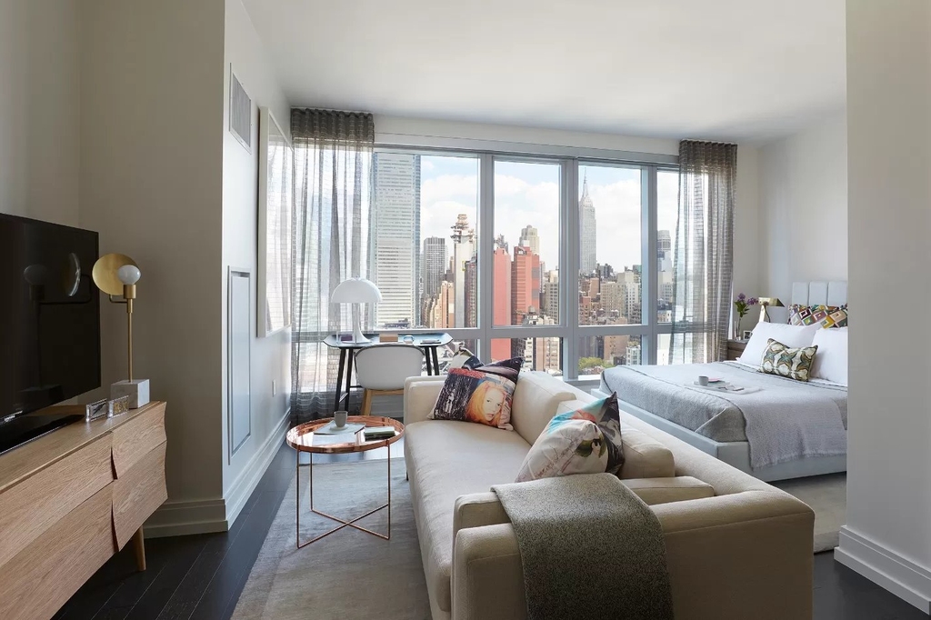 Tenth Avenue - Photo 0