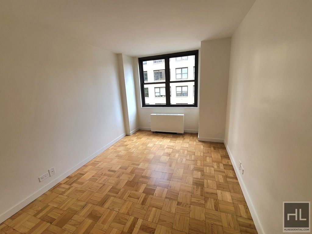 East 49 Street - Photo 0