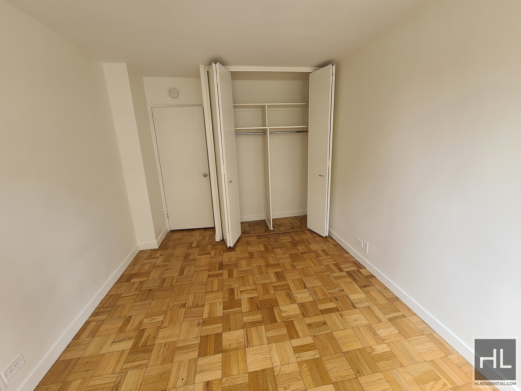 East 49 Street - Photo 6