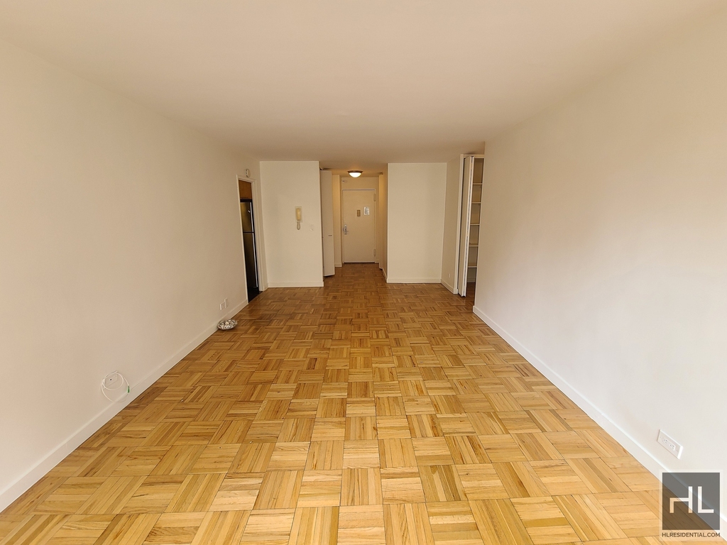 East 49 Street - Photo 1