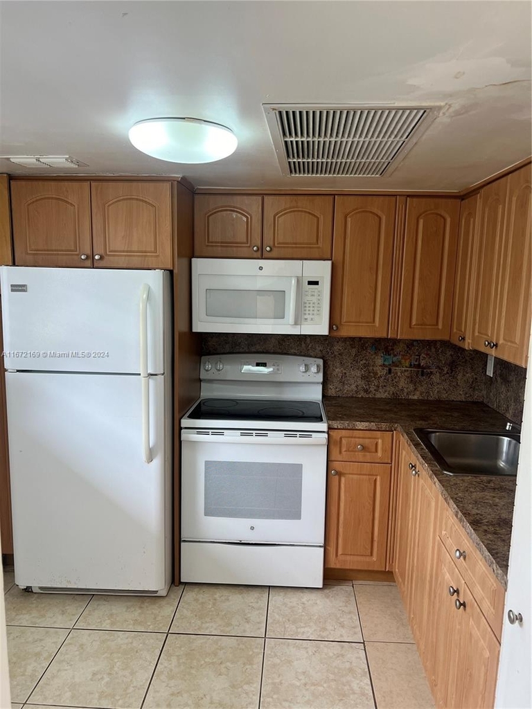 2825 Ne 201st Ter - Photo 1