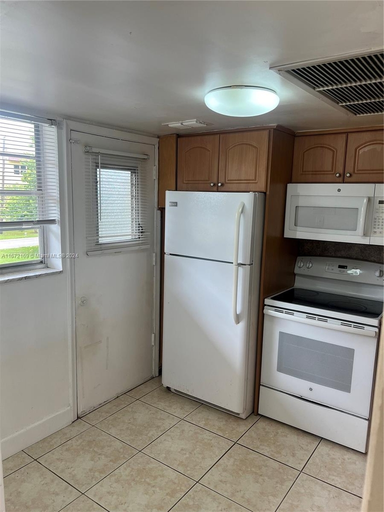 2825 Ne 201st Ter - Photo 3