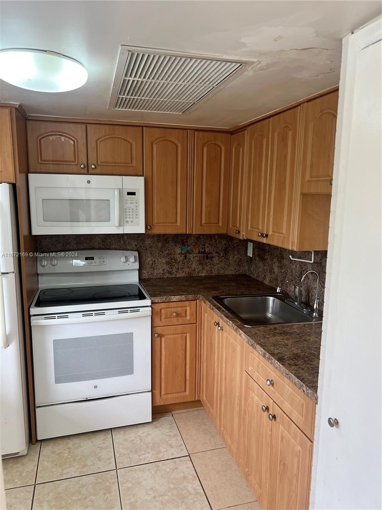 2825 Ne 201st Ter - Photo 2