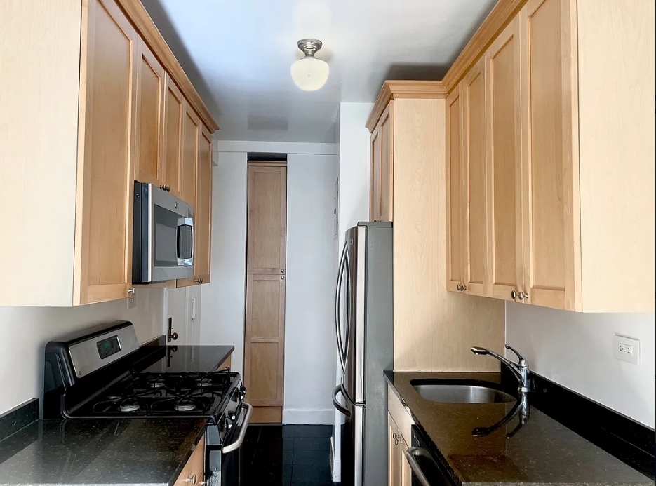 East 68th Street - Photo 6