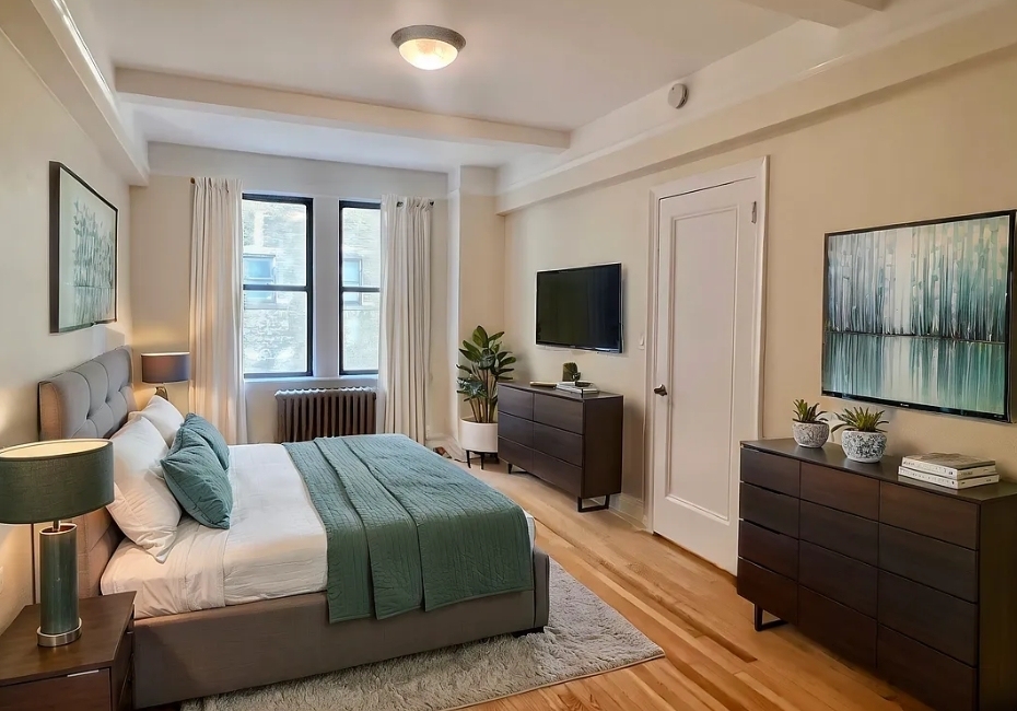 East 68th Street - Photo 9