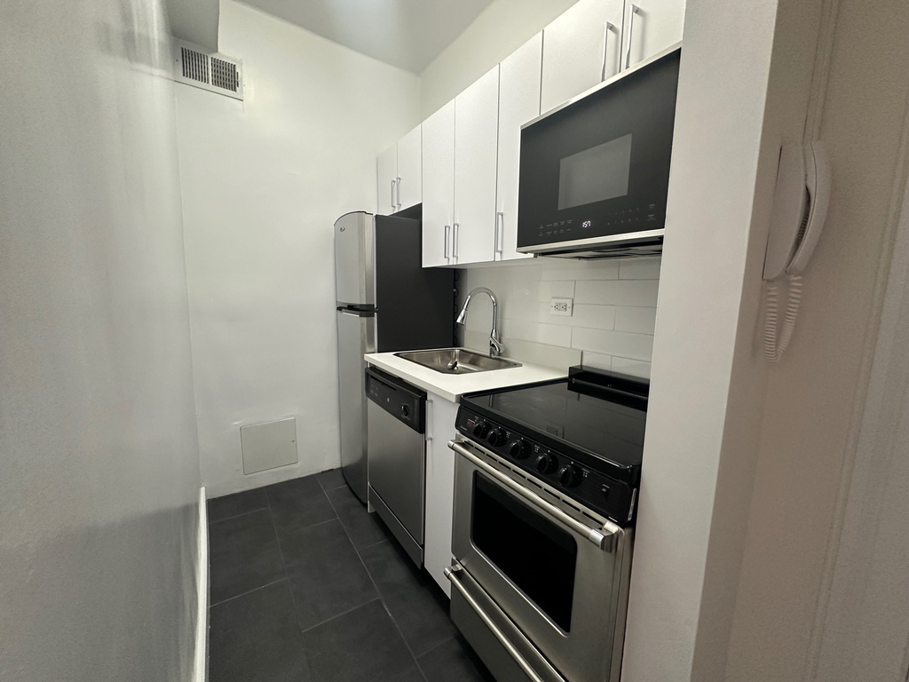 160 West 73rd Street - Photo 4