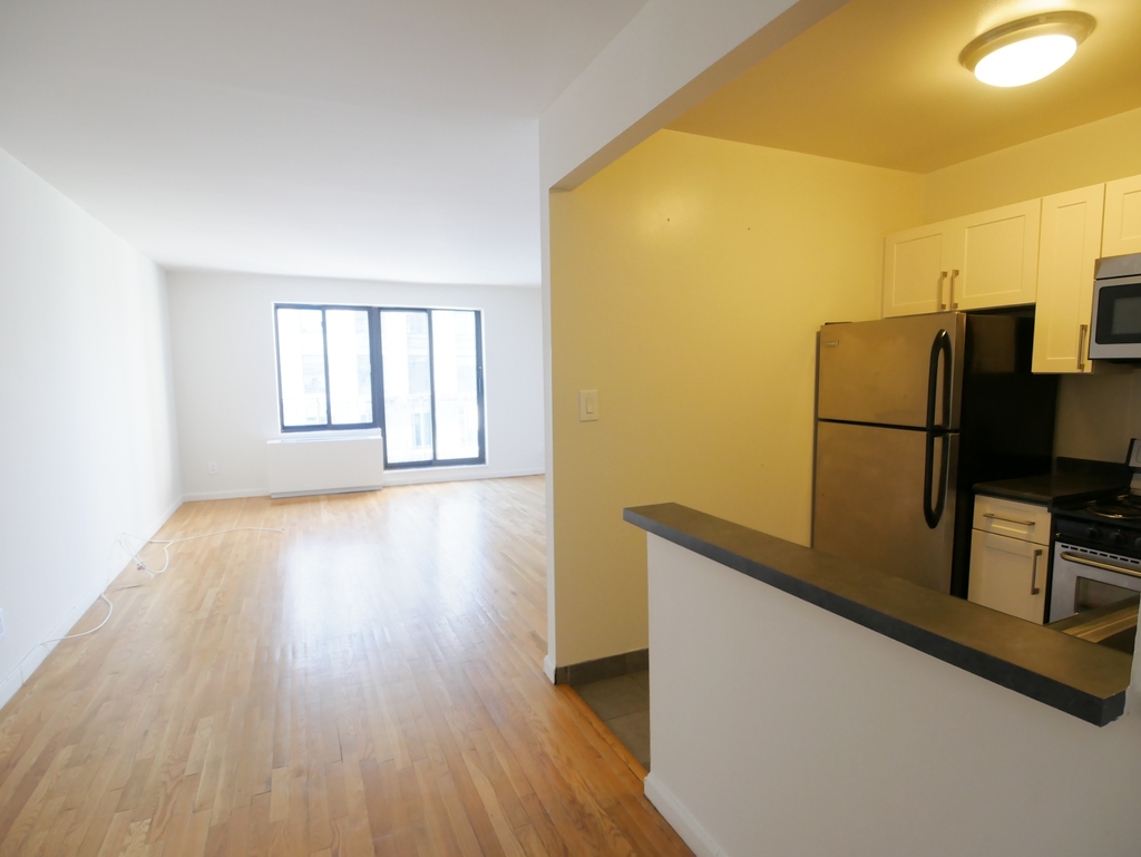 77 5th Avenue - Photo 2
