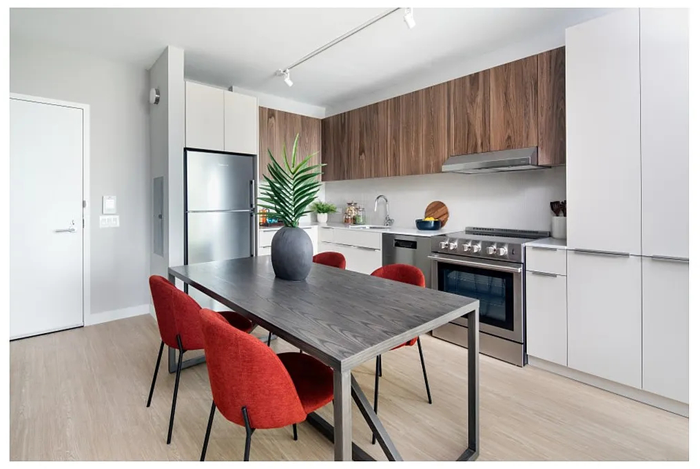 30-77 Vernon Boulevard - Photo 3
