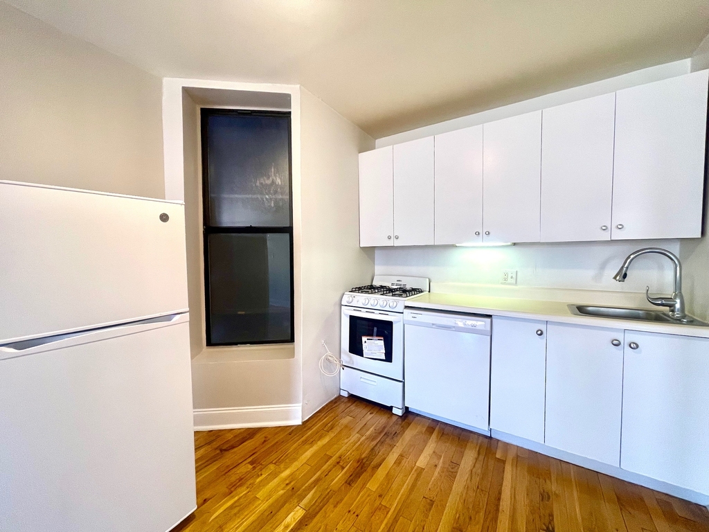 386 Manhattan Avenue - Photo 0