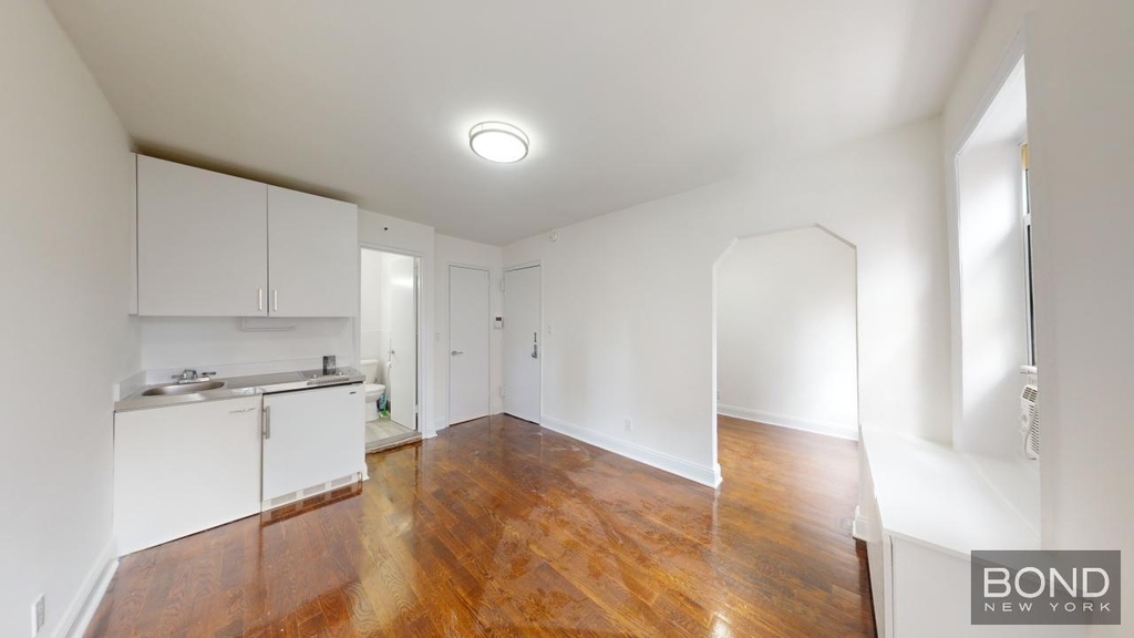 Second Avenue - Photo 1