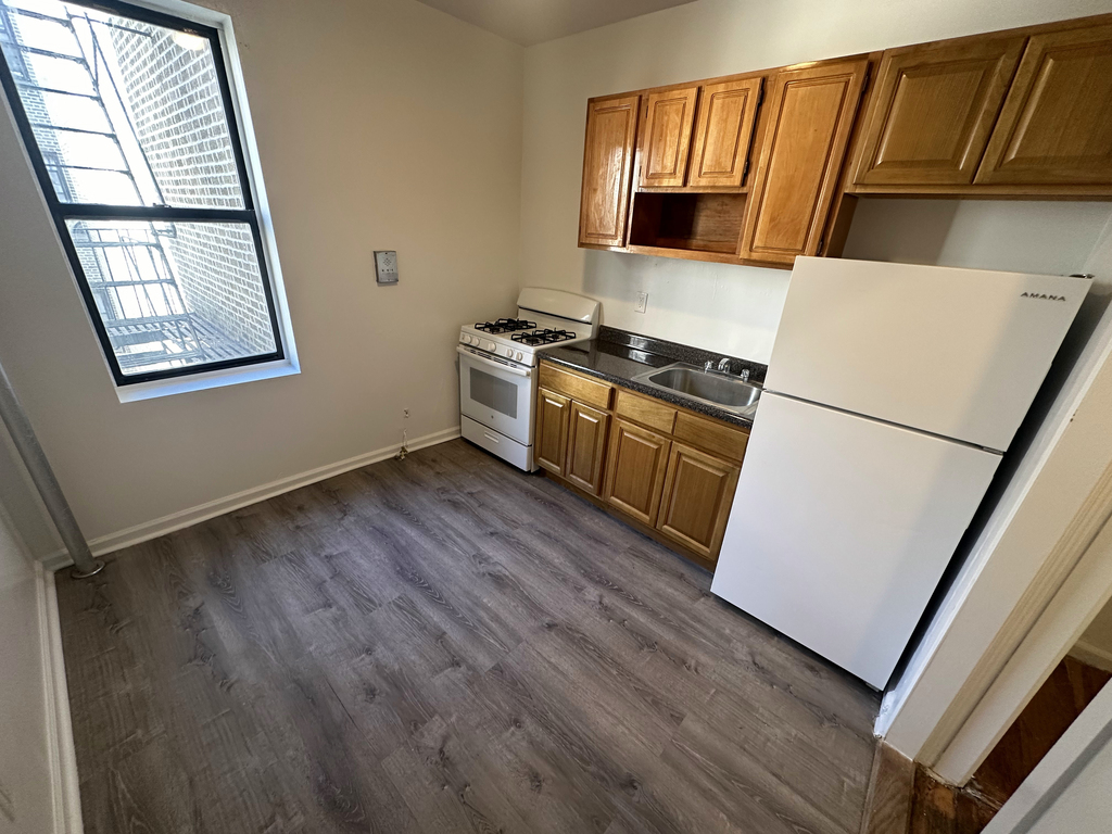 3105 Decatur Avenue - Photo 2