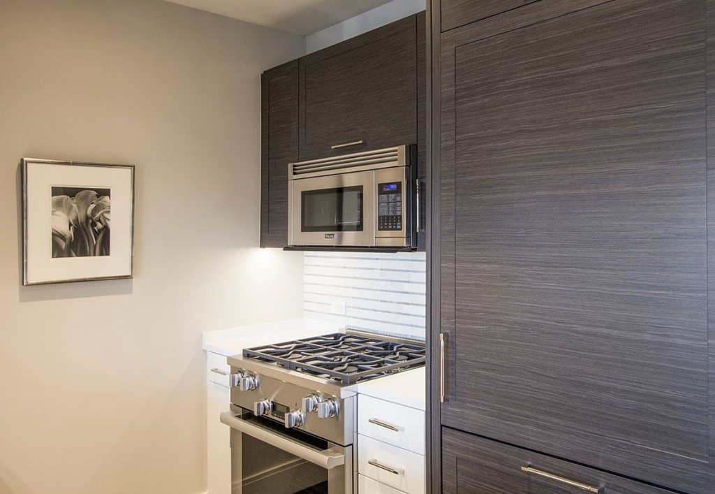 555 10th Avenue - Photo 2