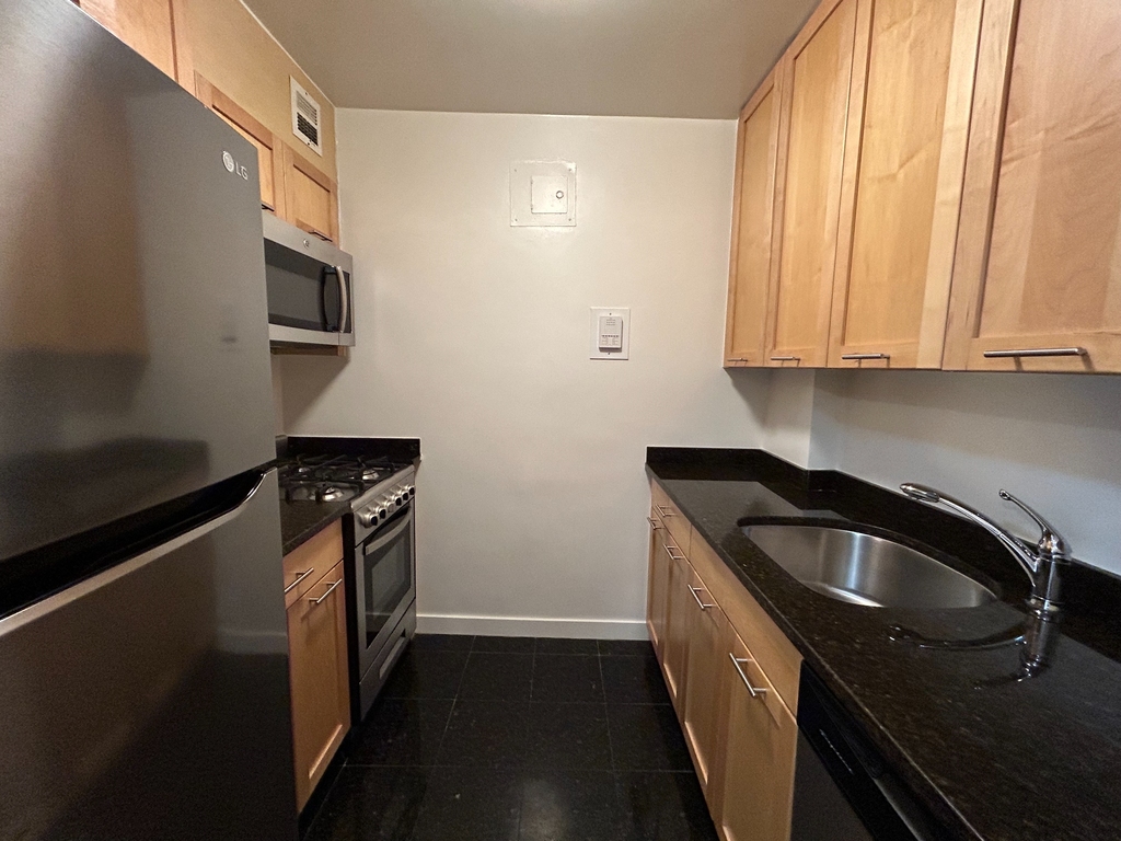 145 4th Avenue - Photo 3