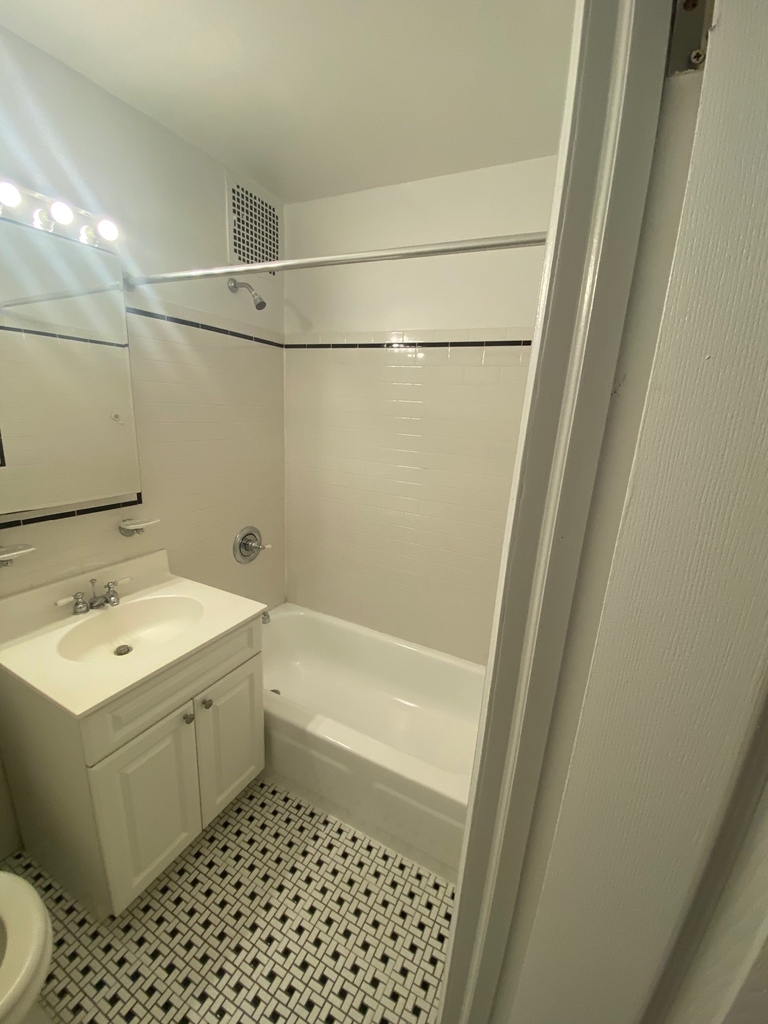 East 91st Street - Photo 6