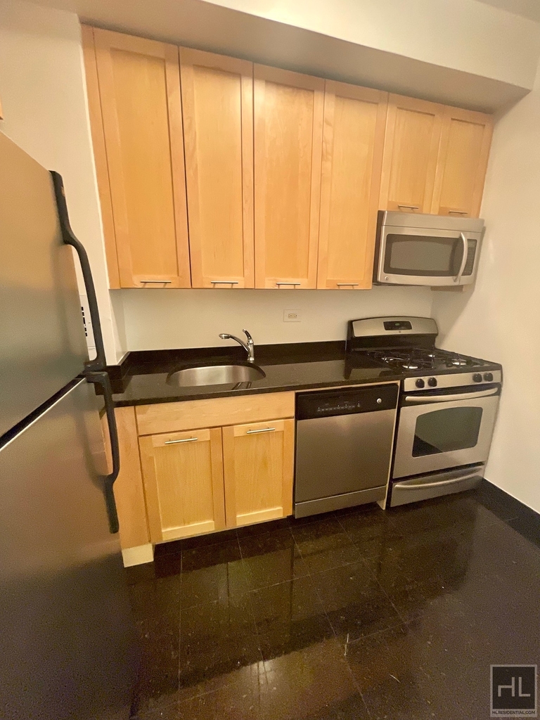 East 49 Street - Photo 16
