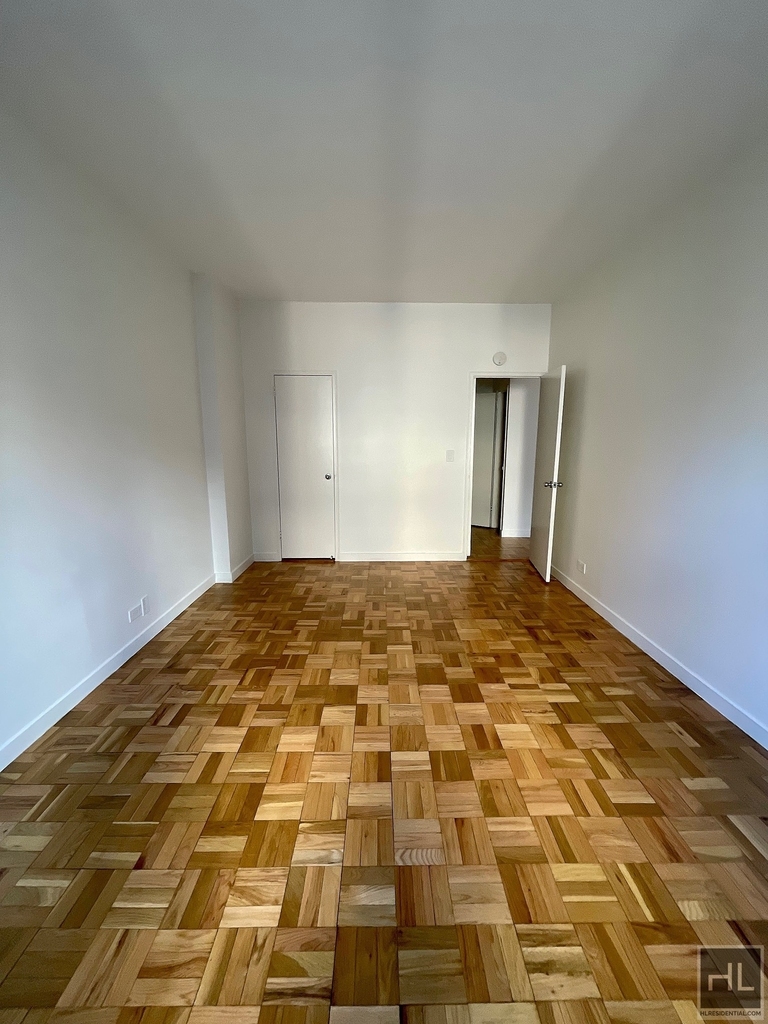 East 49 Street - Photo 15