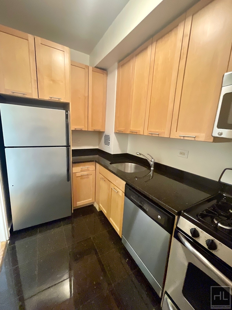 East 49 Street - Photo 17