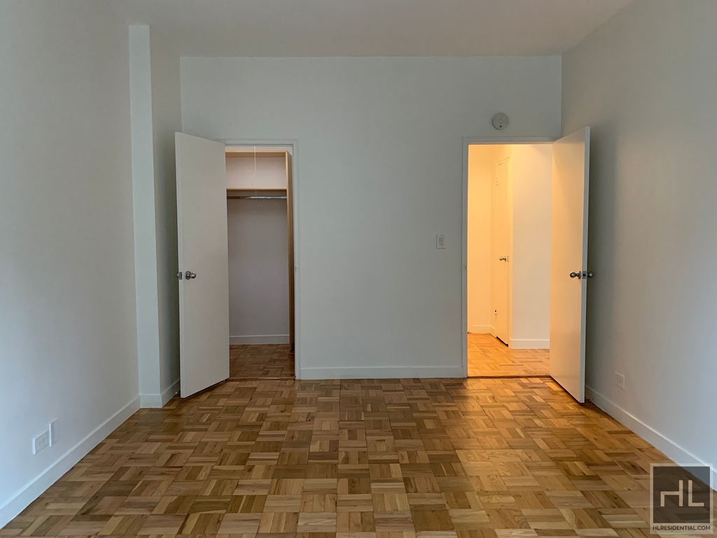 East 49 Street - Photo 10