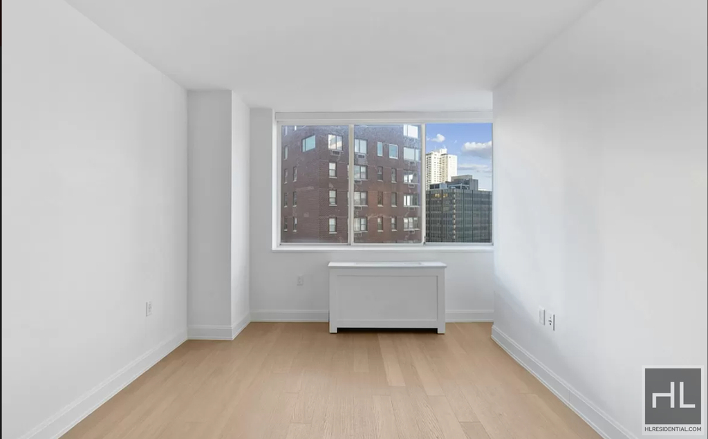 East 54 Street - Photo 9