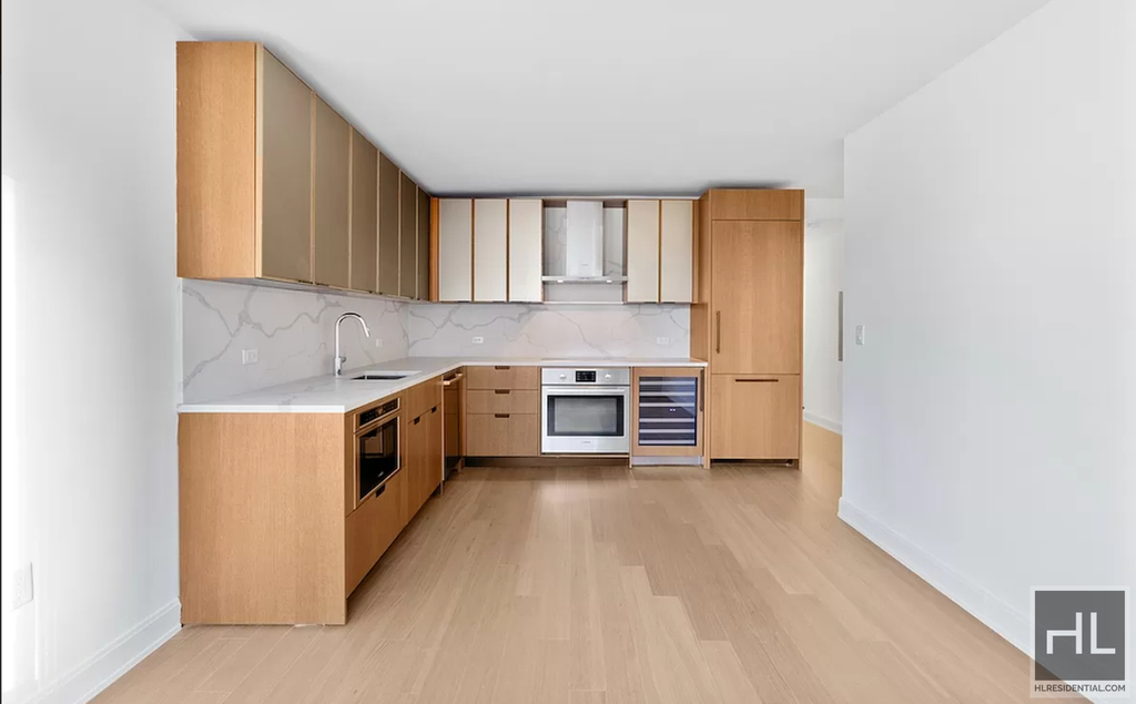 East 54 Street - Photo 4