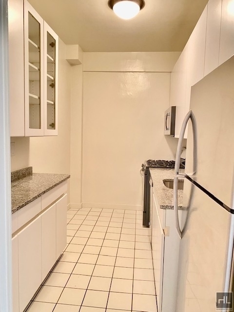 East 49 Street - Photo 4