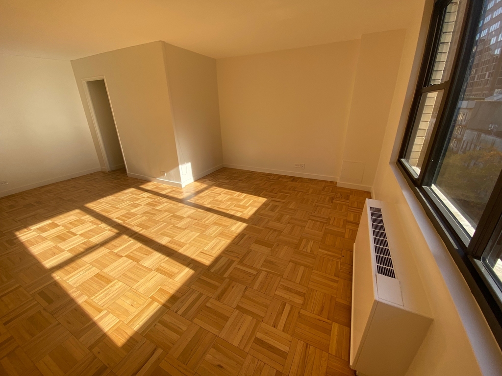 East 49th Street - Photo 1