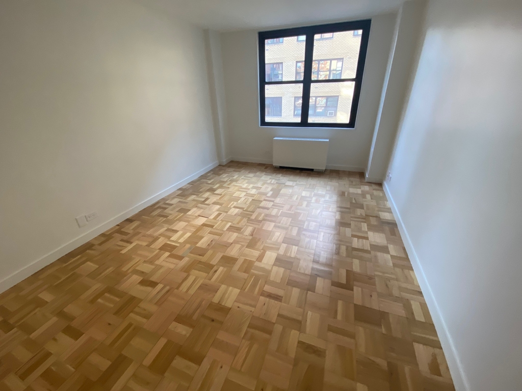 East 49th Street - Photo 6
