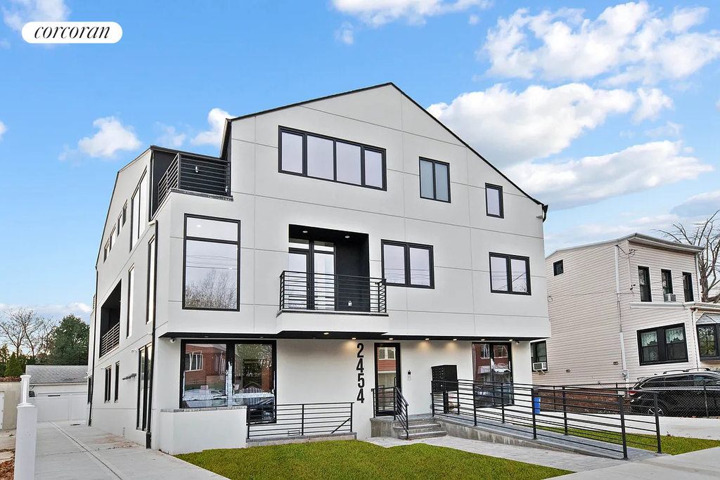 2454 E 15th St - Photo 6