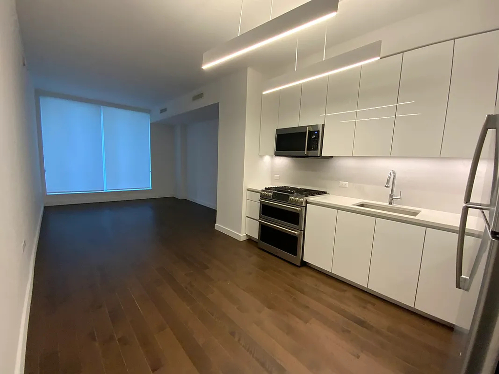 515 West 36th Street - Photo 2