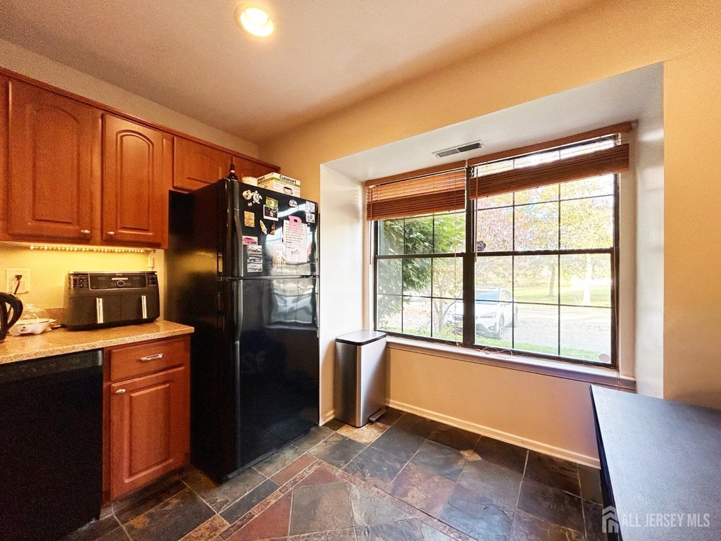 325 Hampshire Court - Photo 8
