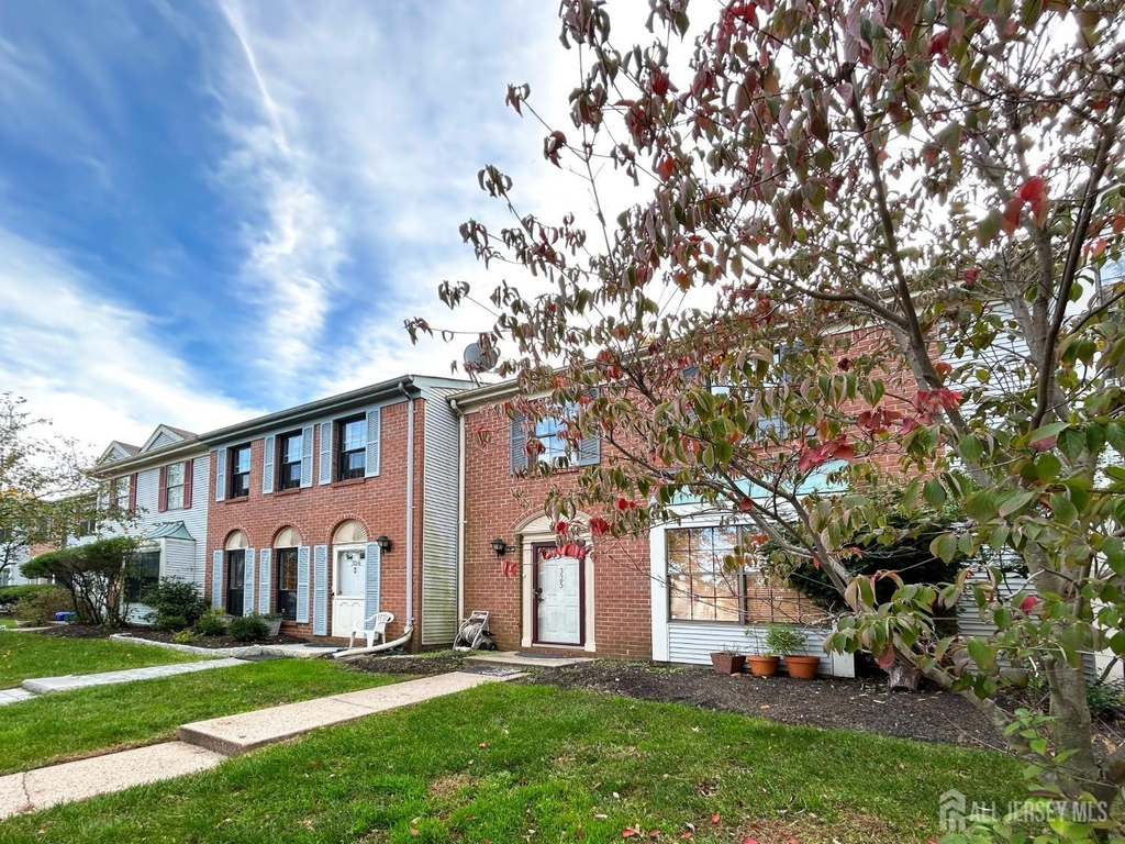 325 Hampshire Court - Photo 2