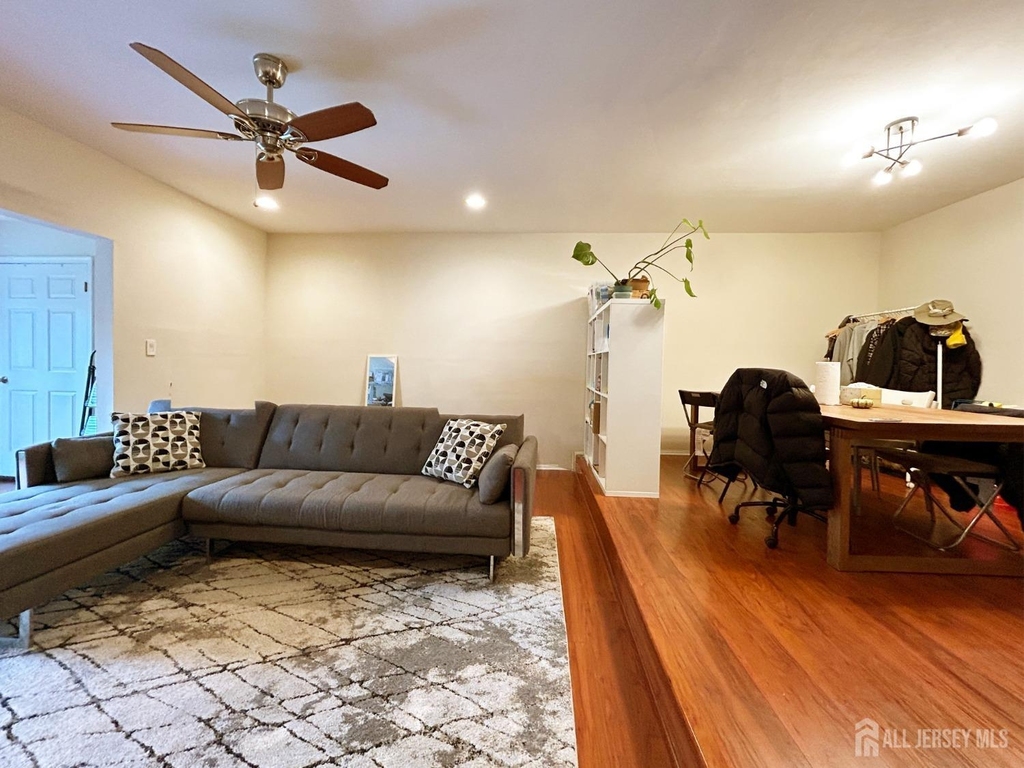 325 Hampshire Court - Photo 4