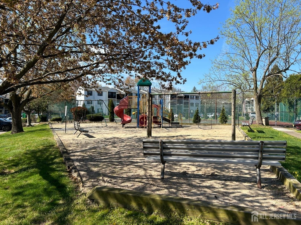 325 Hampshire Court - Photo 22