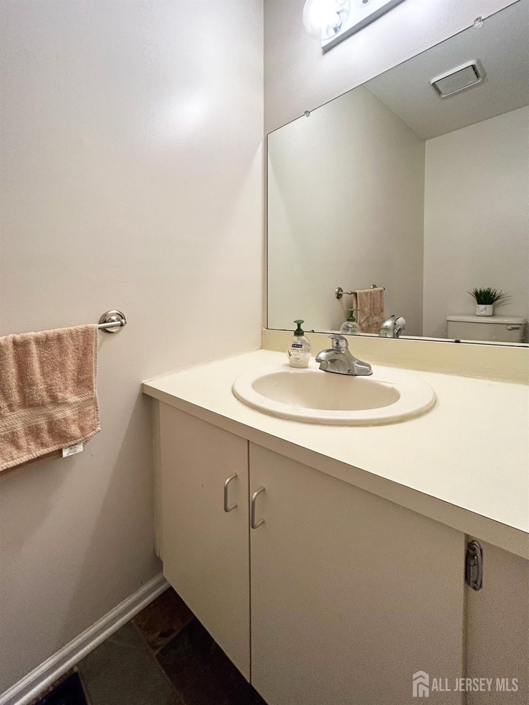 325 Hampshire Court - Photo 10