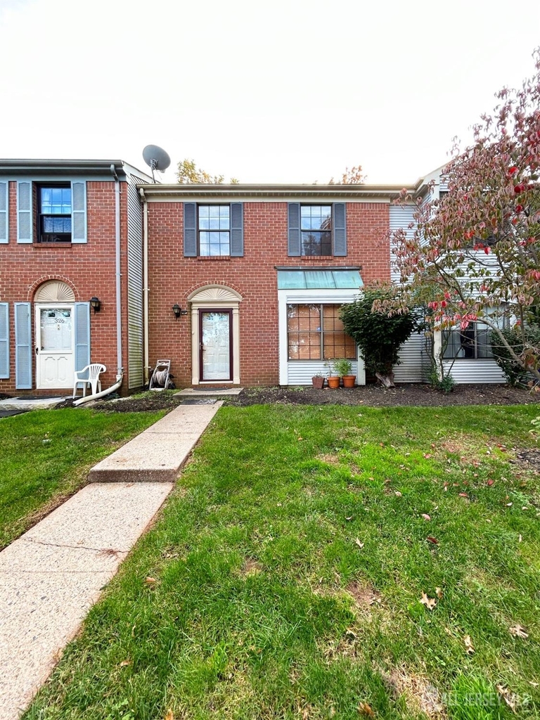 325 Hampshire Court - Photo 0