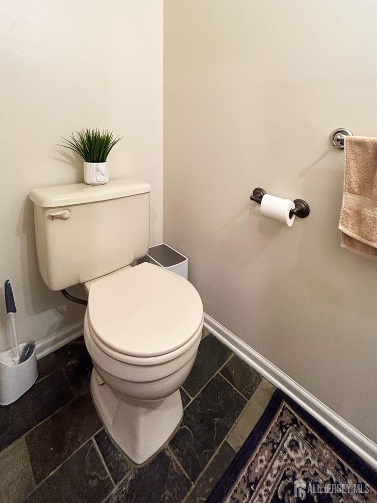 325 Hampshire Court - Photo 11
