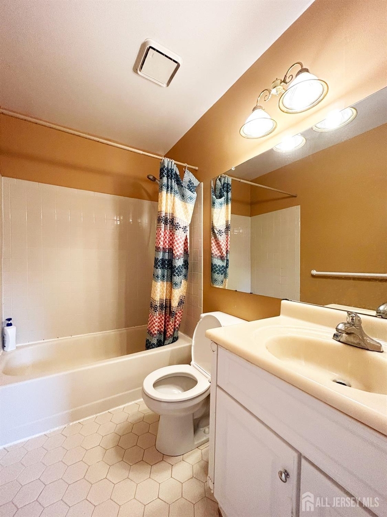 325 Hampshire Court - Photo 19