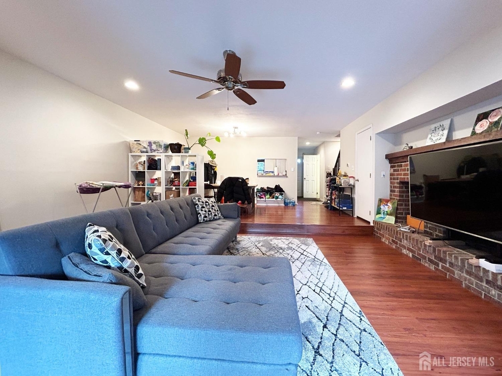 325 Hampshire Court - Photo 5