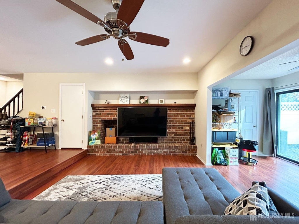 325 Hampshire Court - Photo 9