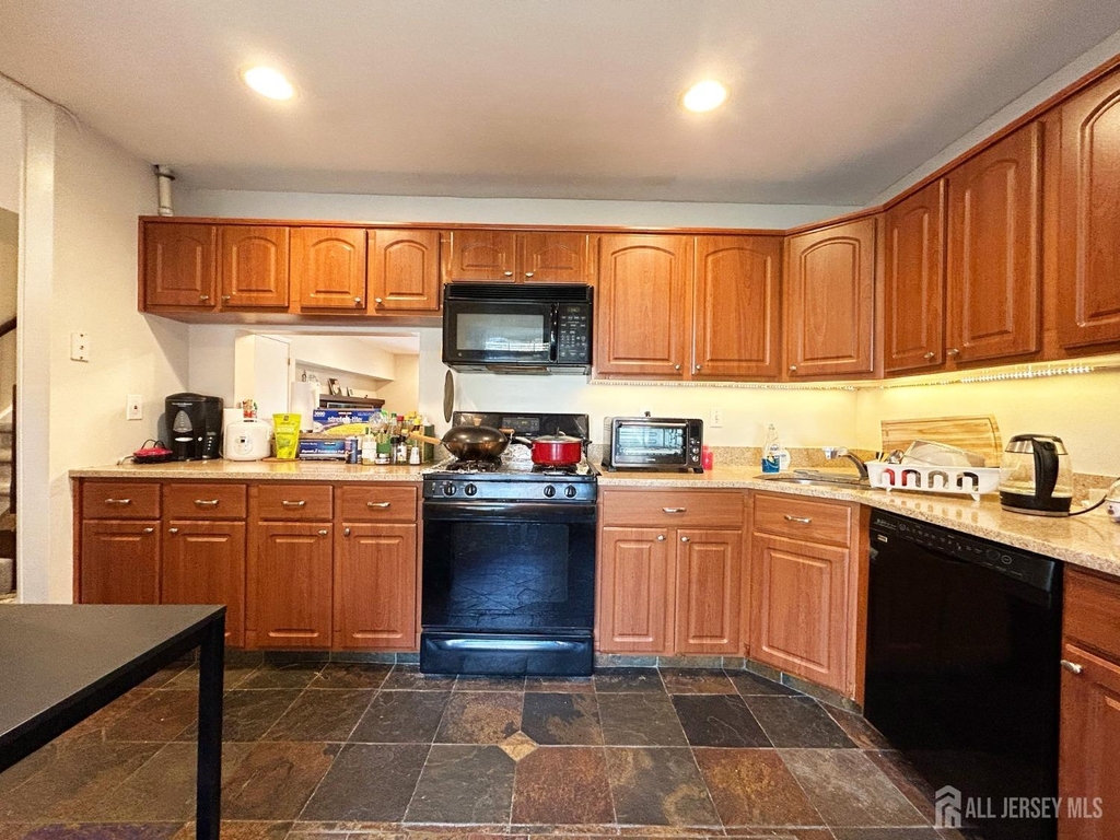 325 Hampshire Court - Photo 7