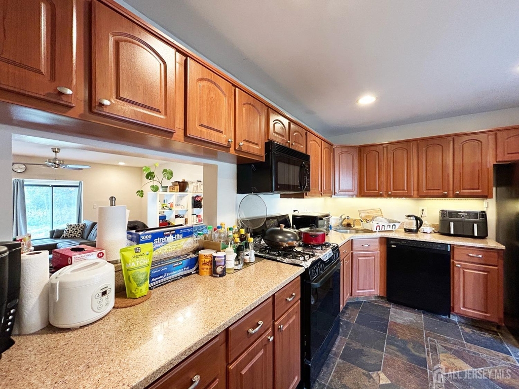 325 Hampshire Court - Photo 6