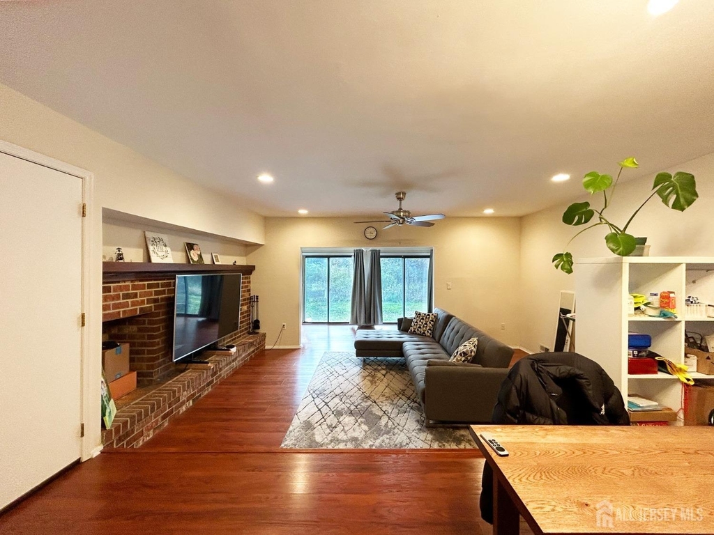325 Hampshire Court - Photo 3